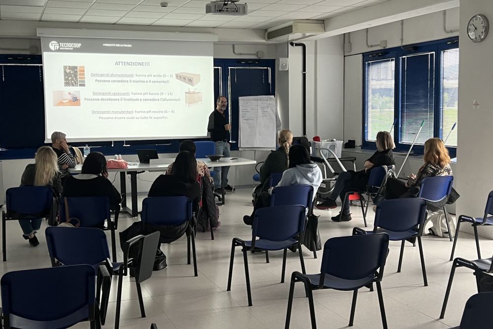 Corso in presenza nella sala corsi Tecnocoop, con i partecipanti davanti alla presentazione