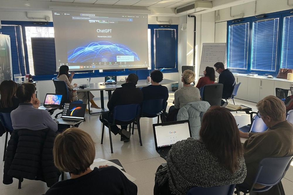 Personale Tecnocoop durante il corso sull’intelligenza artificiale nella sala corsi aziendale